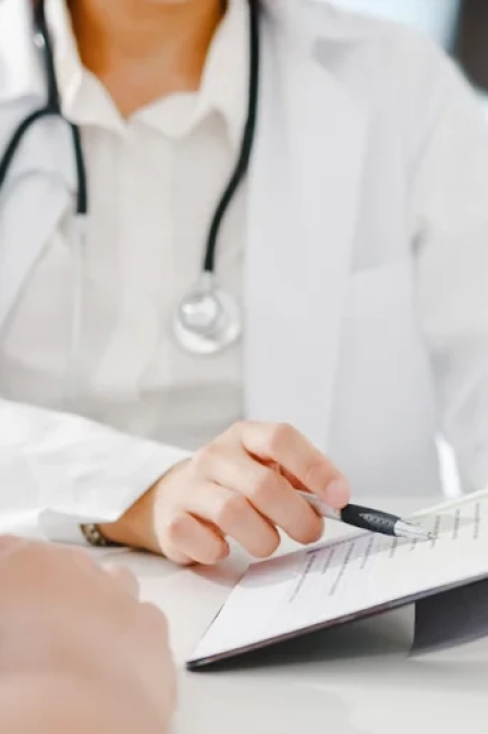 врач проводит экг